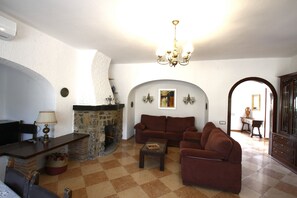 Televisión y chimenea 