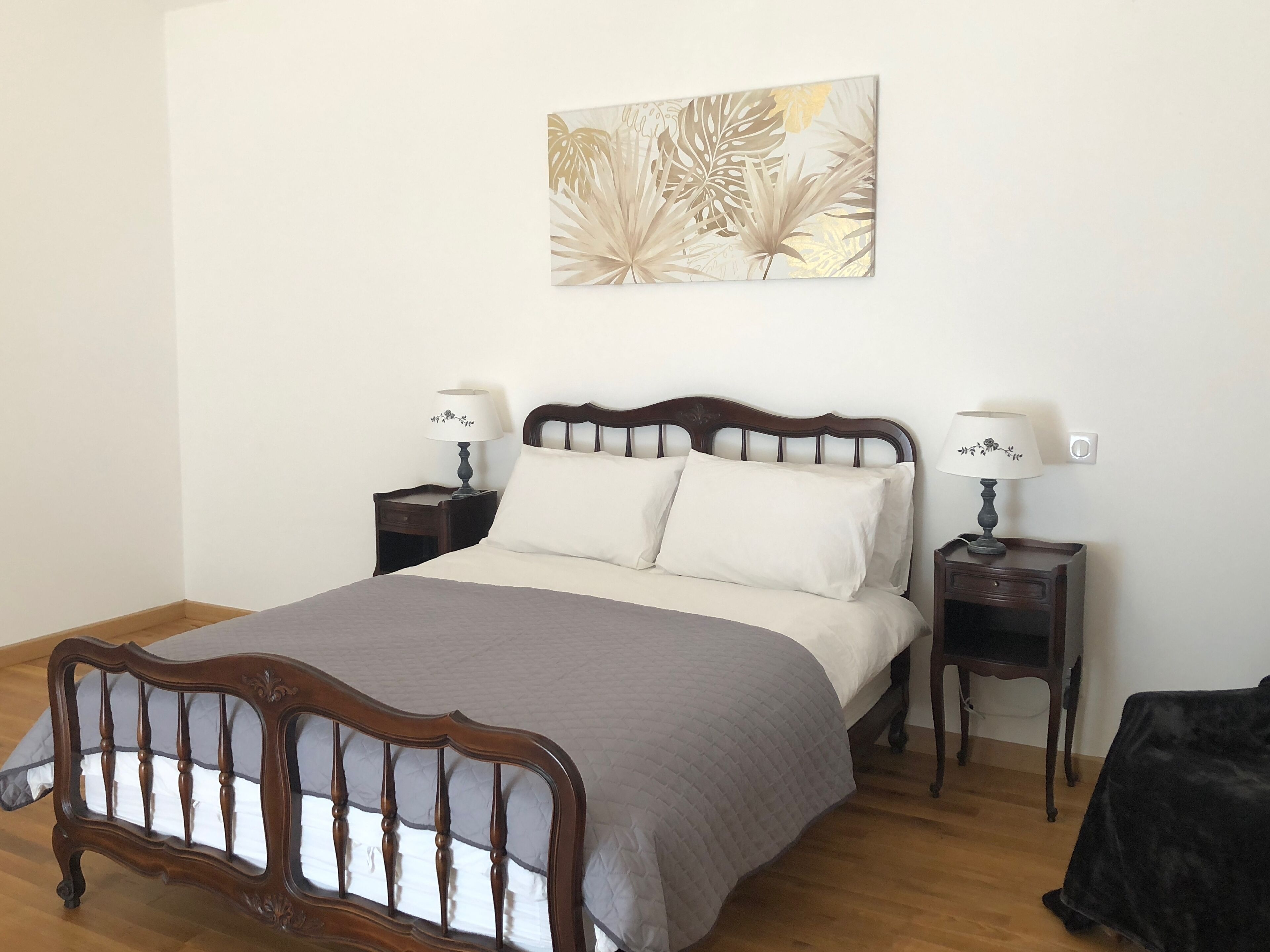 2 habitaciones, caja de seguridad en la habitación y escritorio 