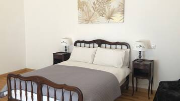 2 sovrum, vÀrdeförvaringsskÄp pÄ rummet och skrivbord