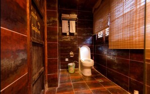 Shower, free toiletries, hair dryer, slippers - Zhujiajiao Teahouse Boutique Inn (Shanghai)