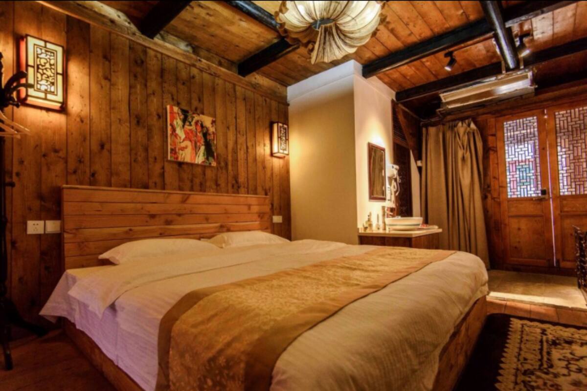 Desk, blackout curtains, free WiFi