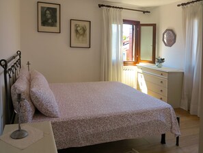 2 habitaciones, tabla de planchar con plancha, wifi y ropa de cama 