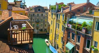 Venice Rialto Penthouse with terrace and canal view wifi air conditioning