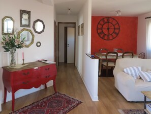 テレビ、DVD プレーヤー、ステレオ