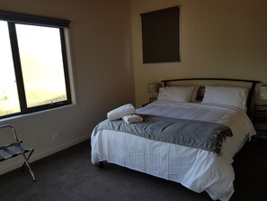 Ferienhaus, 5 Schlafzimmer ((2 Queens, 2 Doubles, 1 Tri-Bunk)) | 5 Schlafzimmer, schallisolierte Zimmer, Bügeleisen/Bügelbrett