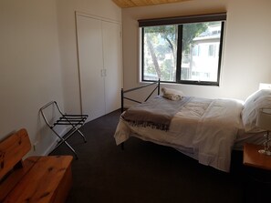 獨棟房屋, 5 間臥室 ((2 Queens, 2 Doubles, 1 Tri-Bunk)) | 5 間臥室、隔音、熨斗/熨衣板、搖籃/嬰兒床