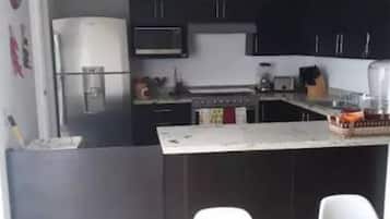 Casa de ciudad familiar, 3 habitaciones | Cocina privada | Refrigerador con congelador, microondas y parrilla de estufa