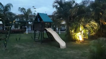 Área de juegos infantiles al aire libre
