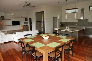Casa, 3 quartos | Opções para refeição no quarto