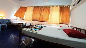 Brankas, meja kerja, Wi-Fi gratis, dan seprai linen