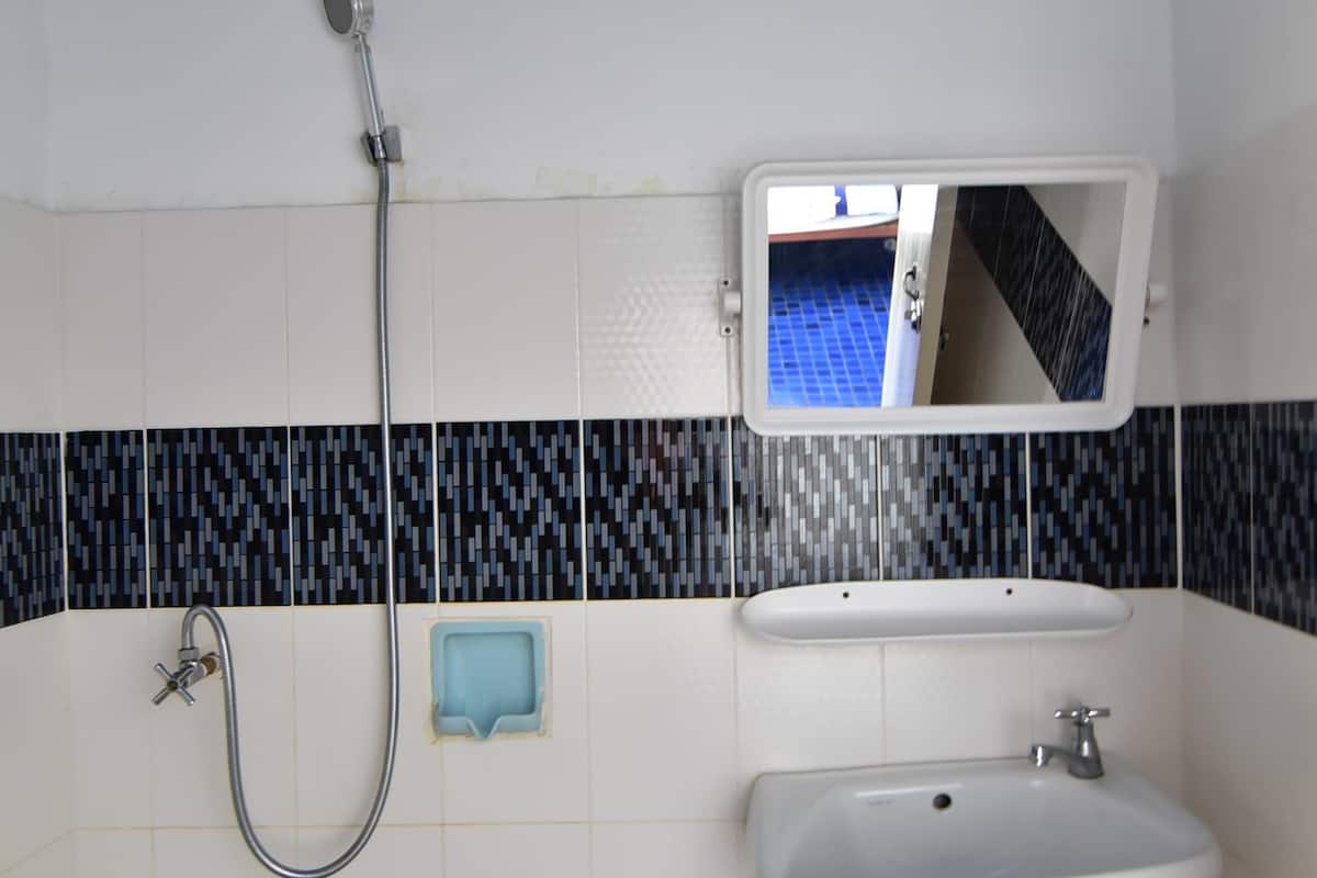 Een douche, handdoeken