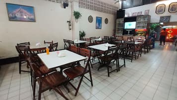 Breakfast, lunch, dinner served; Thai cuisine