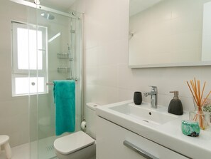 Douche, sèche-cheveux, serviettes fournies