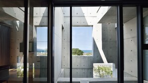 Un interior moderno con ventanas amplias y vista al mar.
