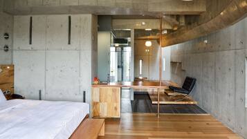 Chambre Double Design, patio, vue montagne | Literie de qualité supérieure, couette en duvet d'oie, minibar