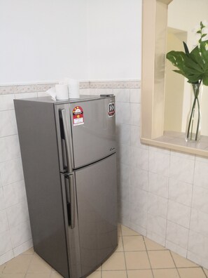 Großer Kühlschrank, Herdplatte, Wasserkocher