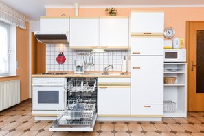 Jääkaappi, mikroaaltouuni, uuni, astianpesukone