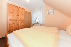 2 bedrooms, travel crib