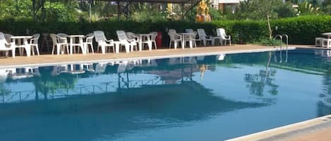 Piscine extérieure, parasols de plage, chaises longues