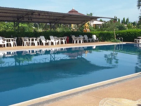 Hồ bơi ngoài trời, dù/ô trên bãi biển/hồ bơi, ghế dài tắm nắng