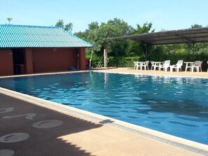Udendørs pool, parasoller, liggestole