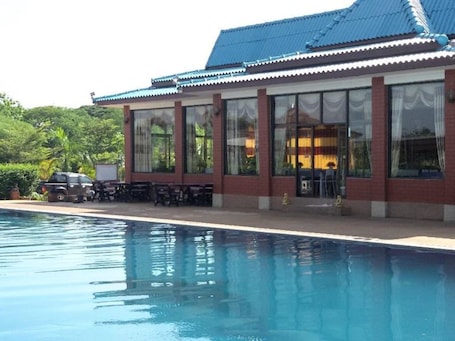 Outdoor pool, pool umbrellas, pool loungers. Lomdao Resort