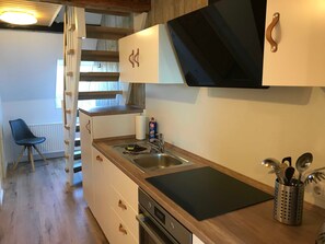 Køleskab, ovn, opvaskemaskine, kaffe-/temaskine