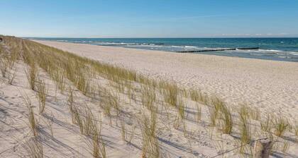Vacation home on the Bodden off Fischland-Darß-Zingst. Garden with fence-dogs welcome