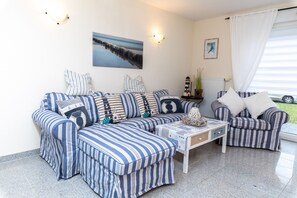 Smart TV, DVD player, books, stereo - Vacation home on the Bodden off Fischland-Darß-Zingst. Garden with fence-dogs welcome (Pruchten)