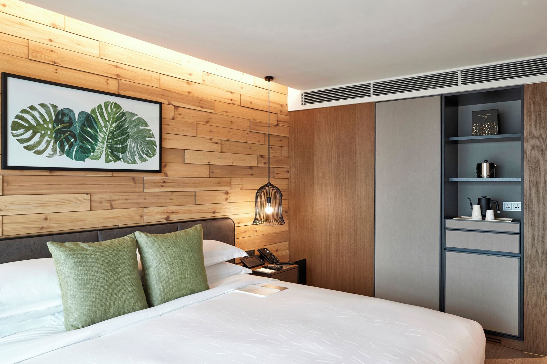 Seprai premium, isi minibar gratis, brankas, dan meja kerja