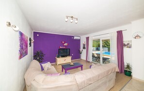 TV, fireplace, stereo