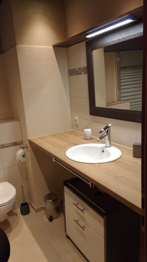 Bathtub, hair dryer, slippers, towels - Pure tranquility at the Stromberg golf course (Stromberg)