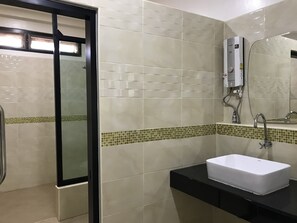 Deluxe Room | Bathroom | Shower, free toiletries, hair dryer, towels