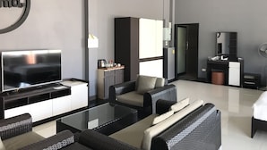 ห้องดีลักซ์ | บริเวณนั่งเล่น | ทีวีจอแบน