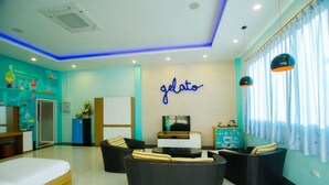 ห้องดีลักซ์ | บริเวณนั่งเล่น | ทีวีจอแบน