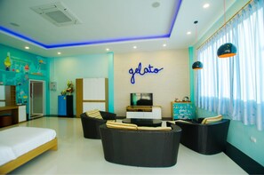 ห้องดีลักซ์ | บริเวณนั่งเล่น | ทีวีจอแบน