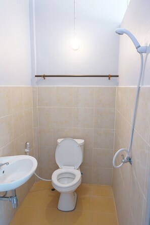 Habitación estándar doble | Baño | Ducha, artículos de higiene personal gratuitos y toallas