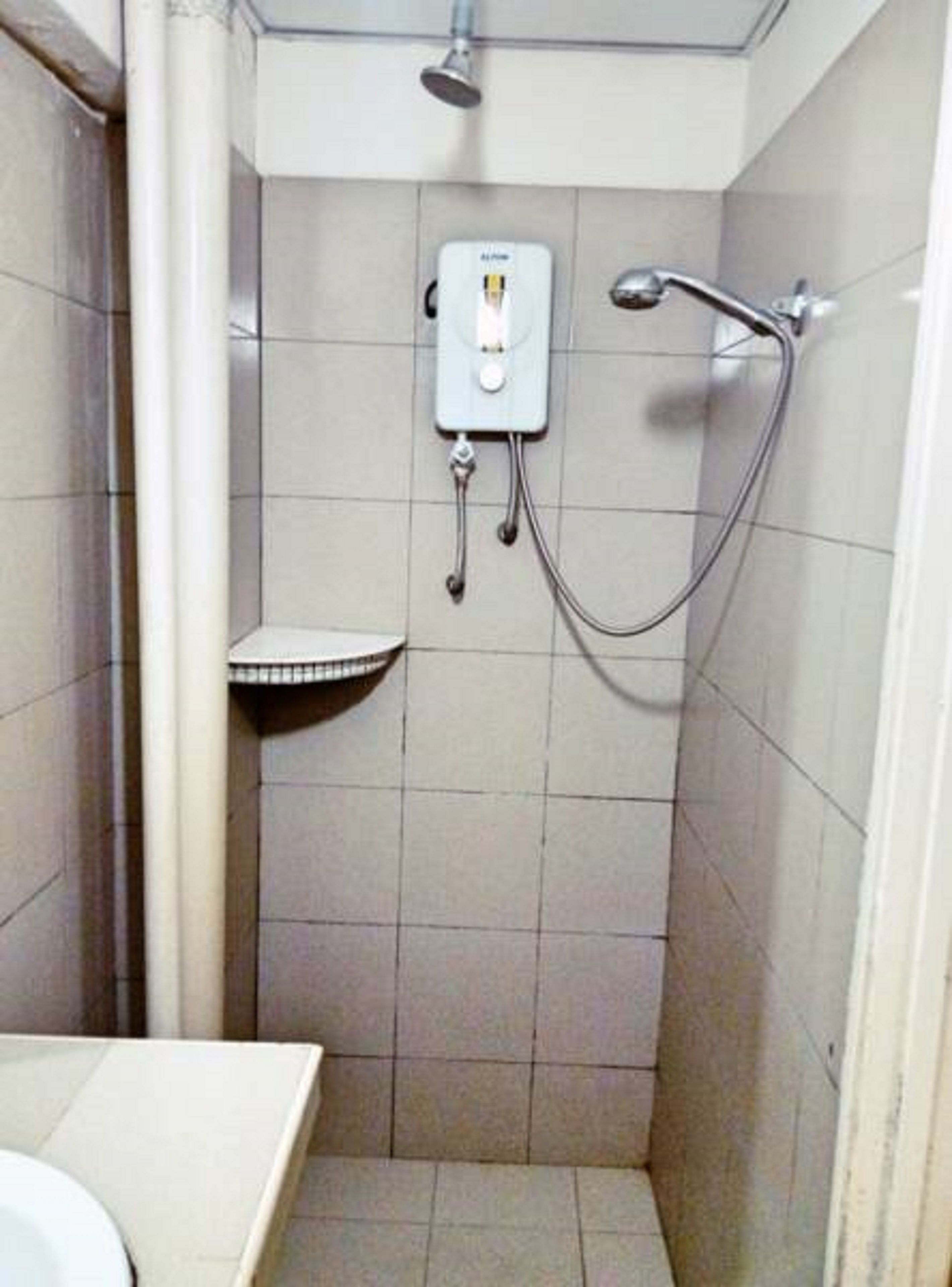 superior room, 1 queen bed | bathroom | shower, free toiletries, hair dryer, towels