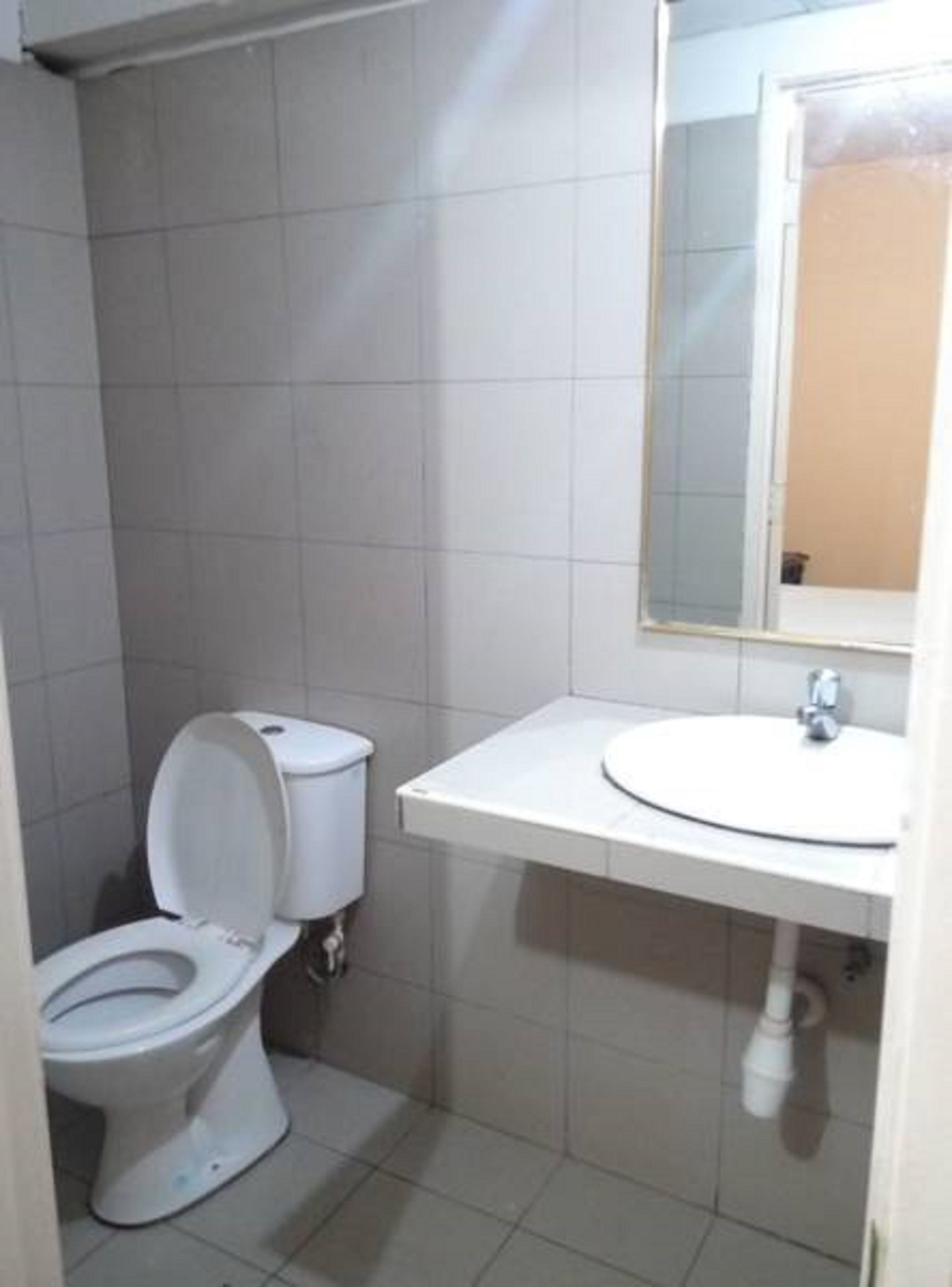 standard room, 1 queen bed, no windows | bathroom | shower, free toiletries, hair dryer, towels