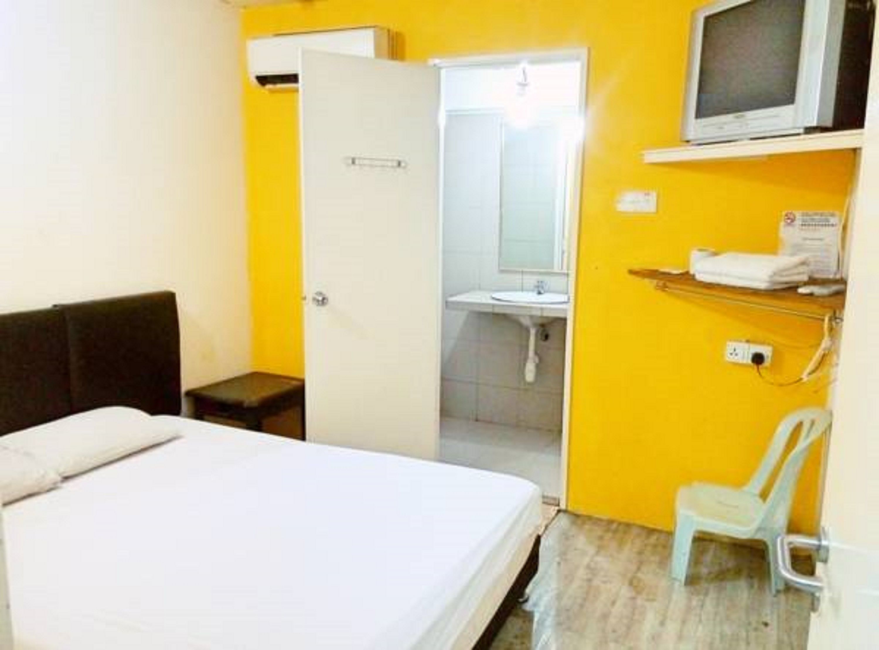 superior room, 1 queen bed | iron/ironing board, free wifi