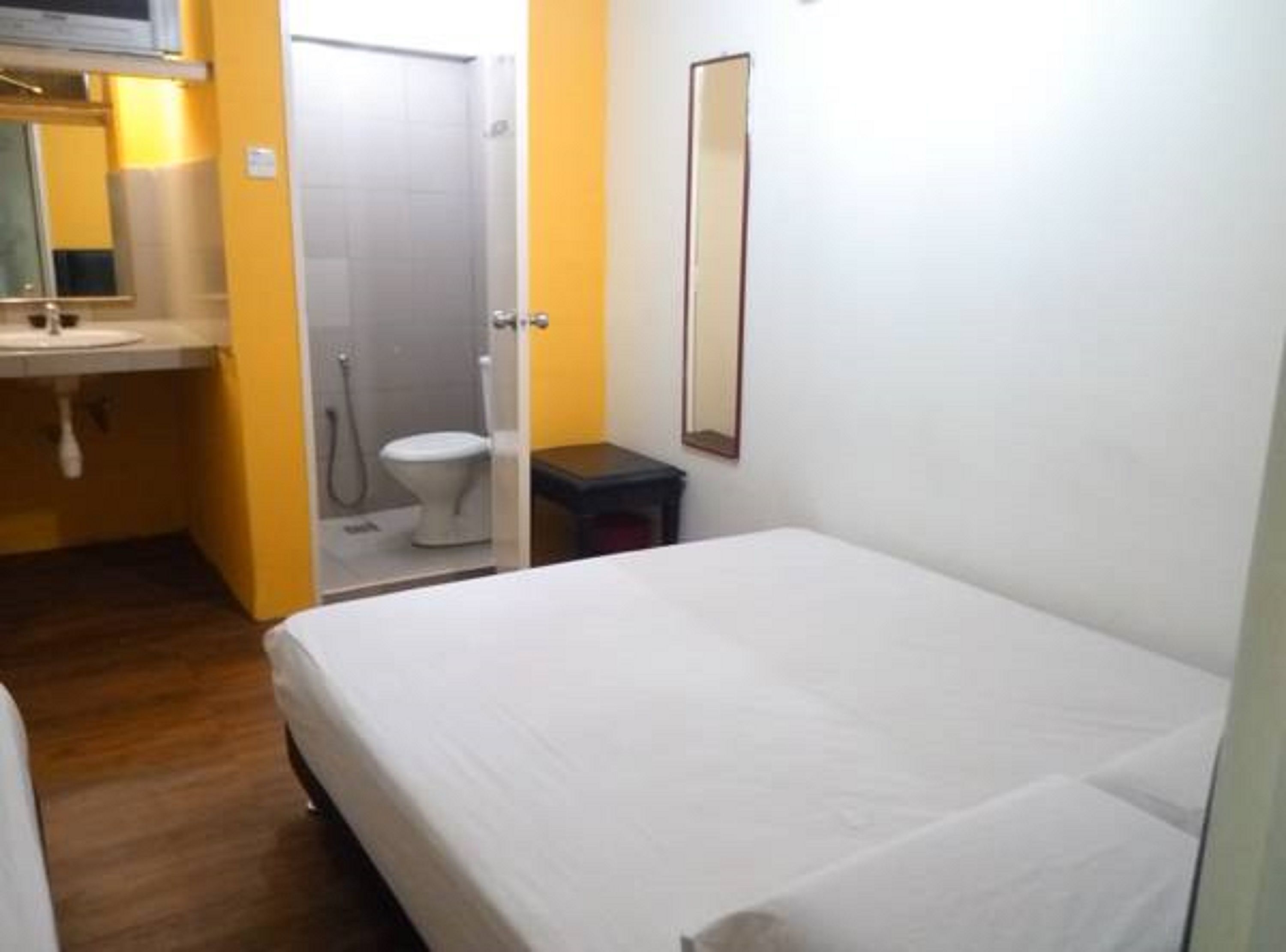 superior room, 1 queen bed | iron/ironing board, free wifi