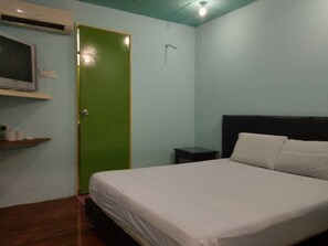 Standard Room, 1 Queen Bed, No Windows | Iron/ironing board, free WiFi