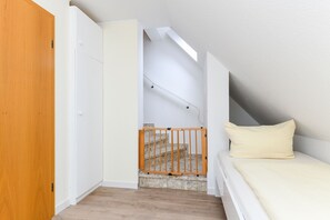 2 Schlafzimmer, Reisekinderbett