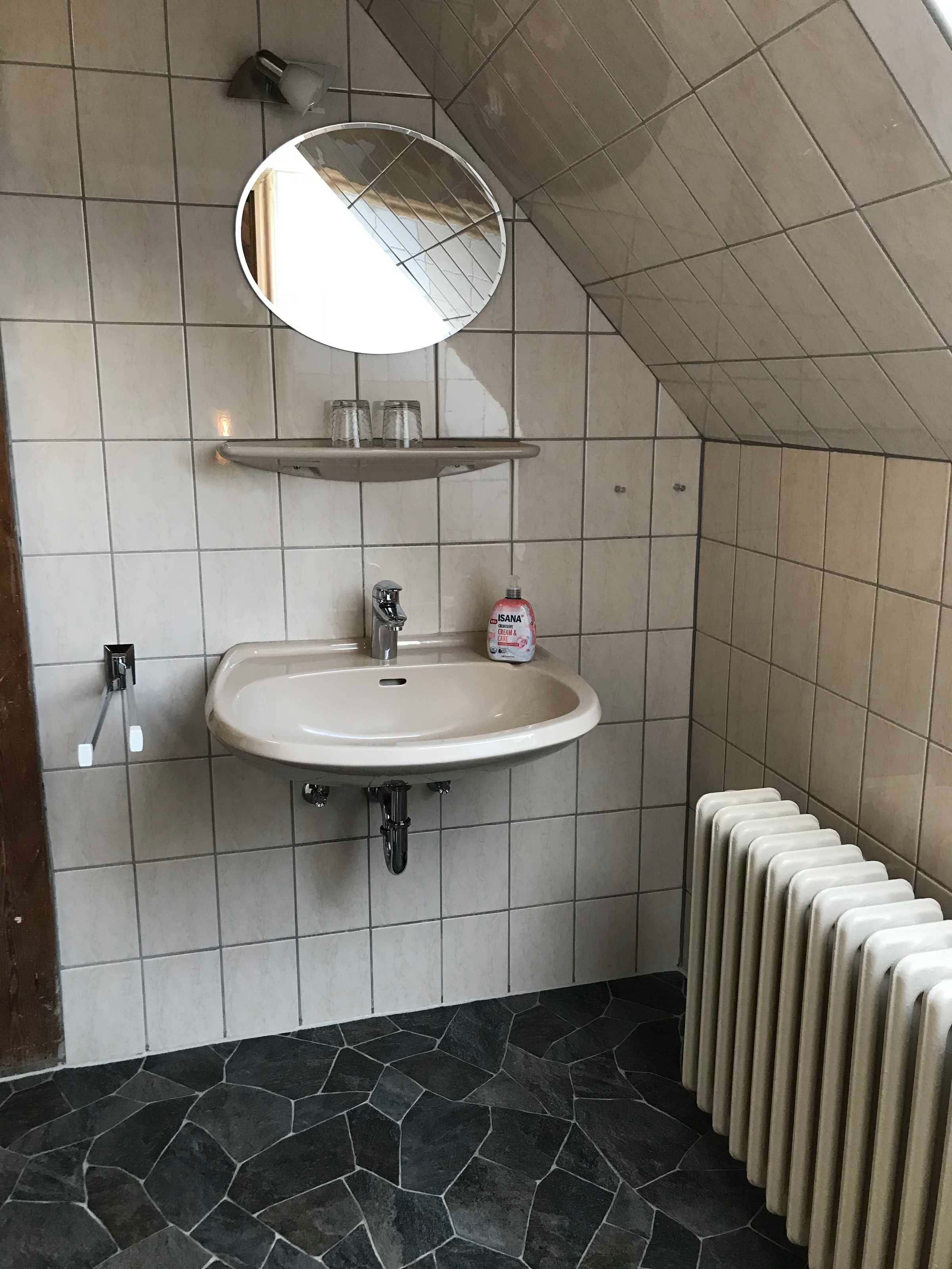 Doccia, asciugacapelli, asciugamani, sapone