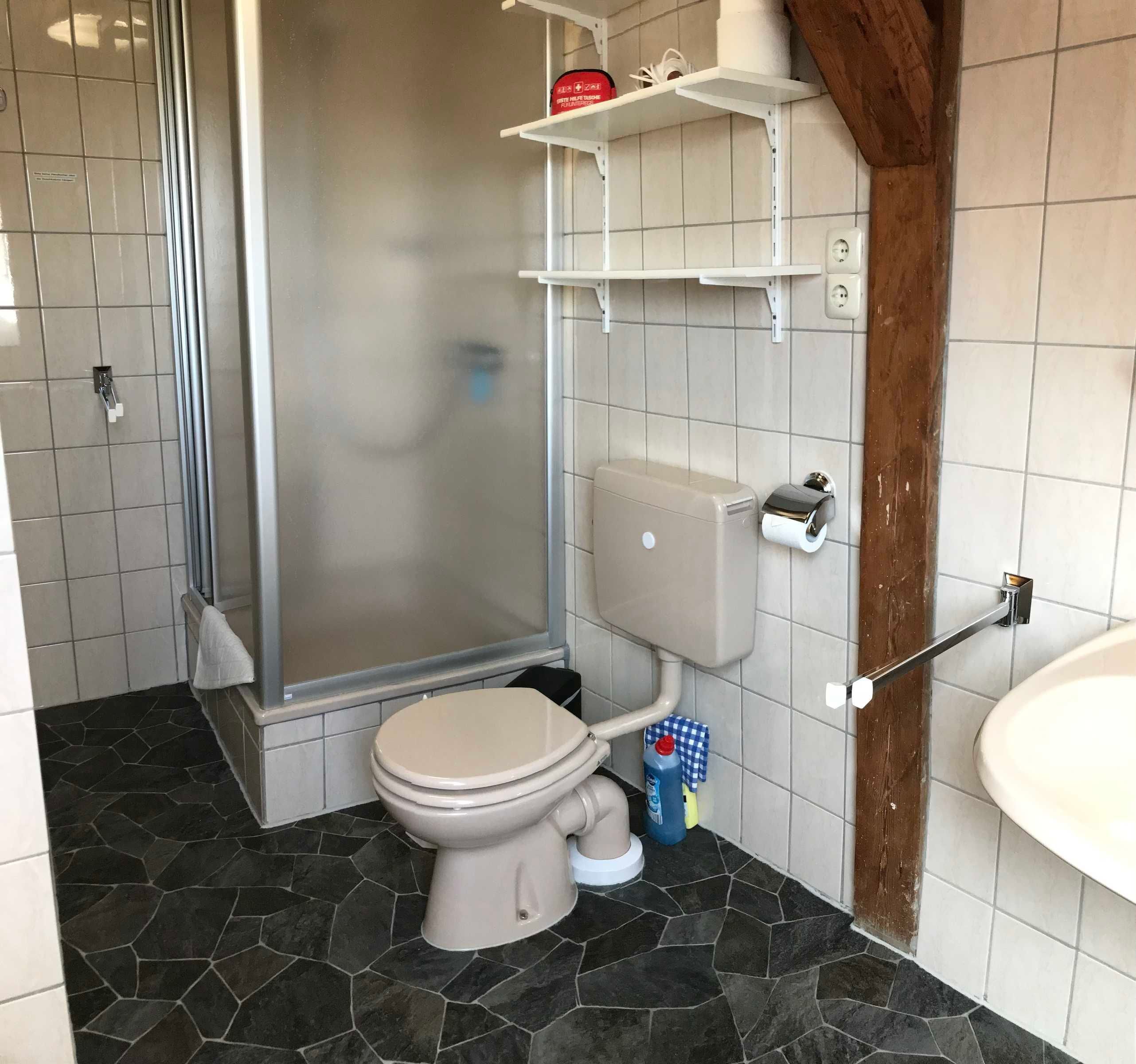 Dusche, Haartrockner, Handtücher, Seife