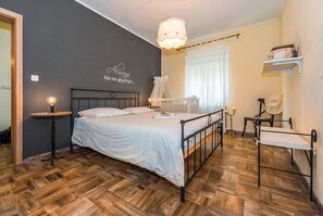 2 bedrooms, travel crib, free WiFi, bed sheets