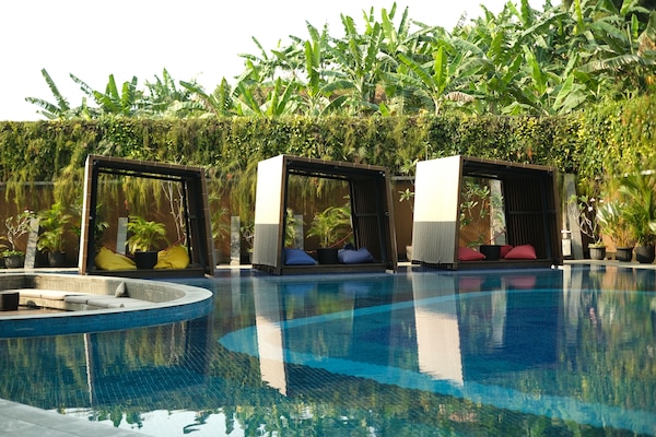 Swim-up bar
