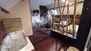 独立的浴缸和淋浴、按摩浴缸、免费洗浴用品、吹风机