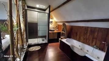 Tweepersoonskamer (Ondine ) | Badkamer | Een aparte badkuip en douche, een bubbelbad, gratis toiletartikelen