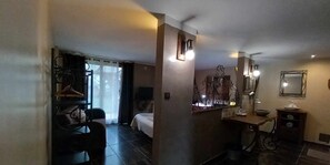 Chambre double (Aphrodite) | 1 bedroom, soundproofing, free WiFi, bed sheets - Secret d'une nuit (Vicq)